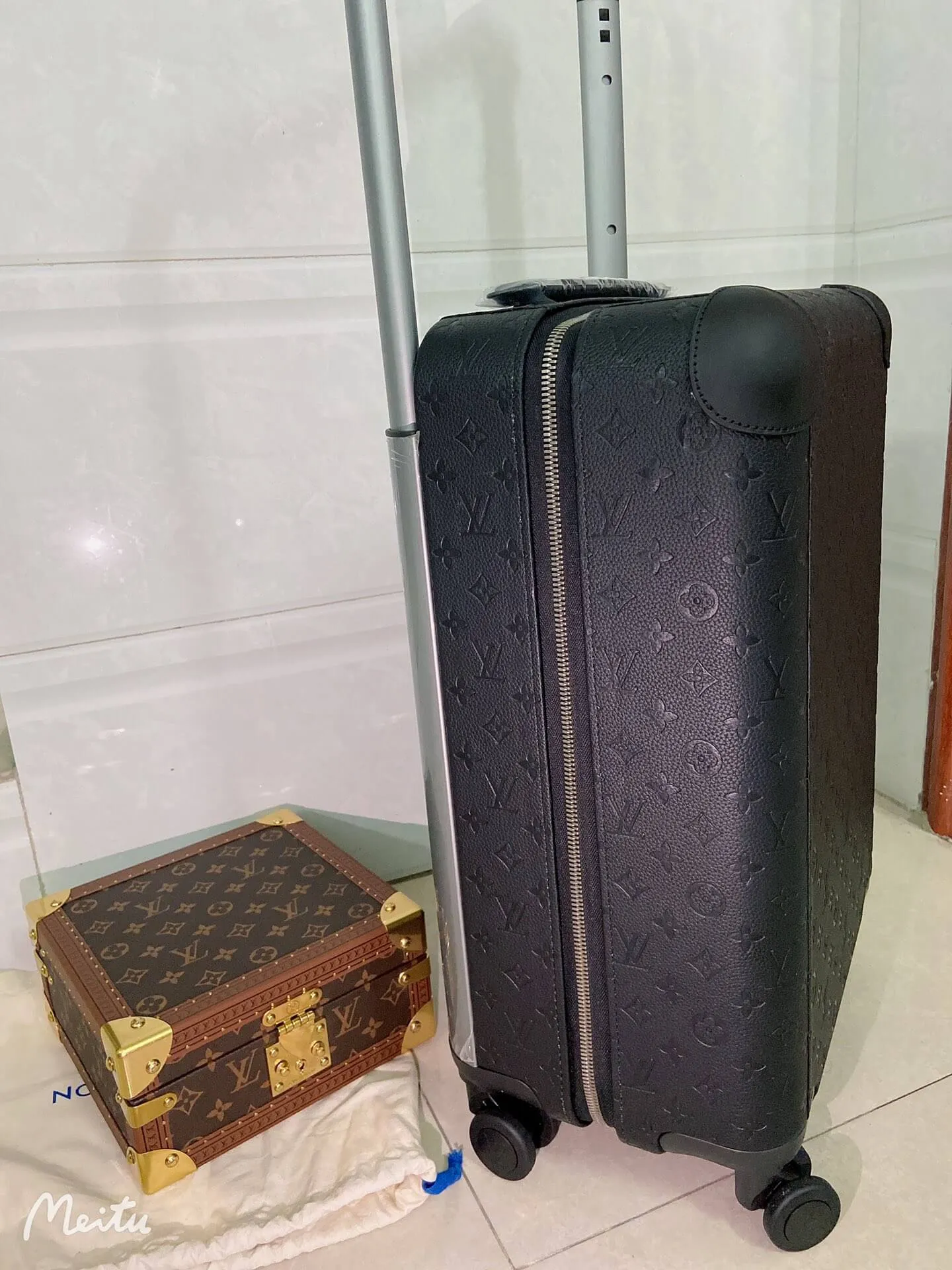 Louis Vuitton LV Monogram Horizon 55 Rolling Black Luggage Bag